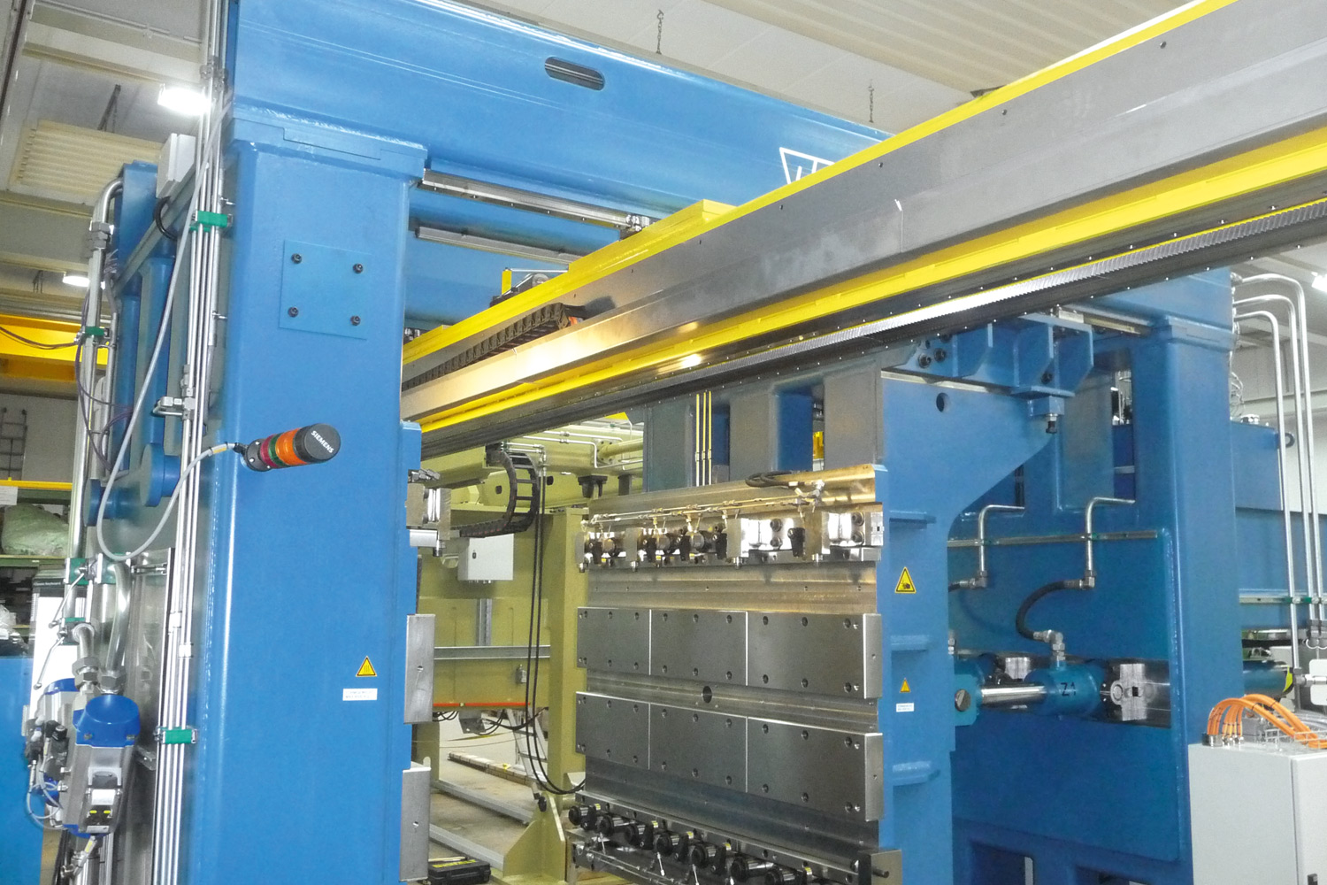 Schliessmaschine_LSR_kraftvoll Schliessmaschine_LSR_kraftvoll